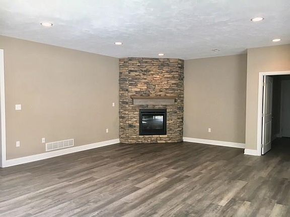 4th image of 701 Elliot Dr #B
