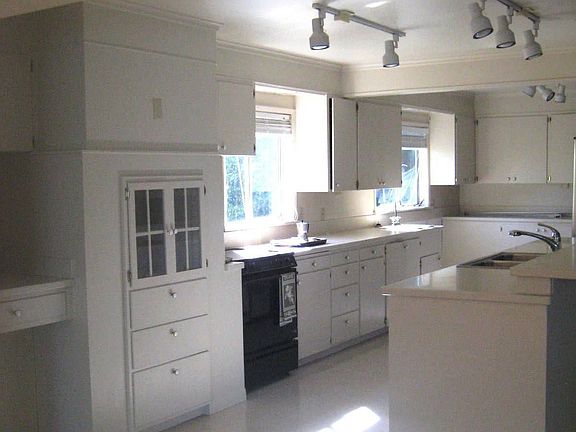 Kitchen with two ovens