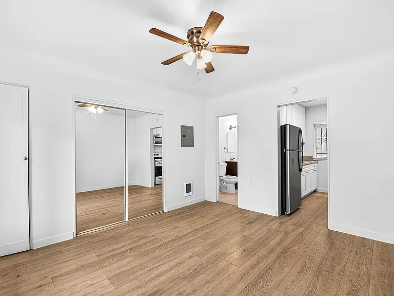 636 Linden Ave — Photo 2