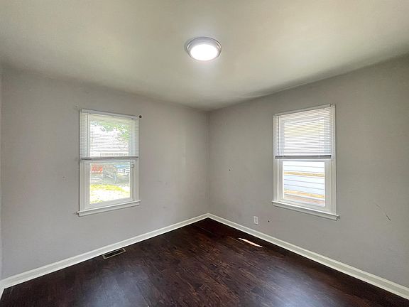 5th image of 1625 Sharon Ave