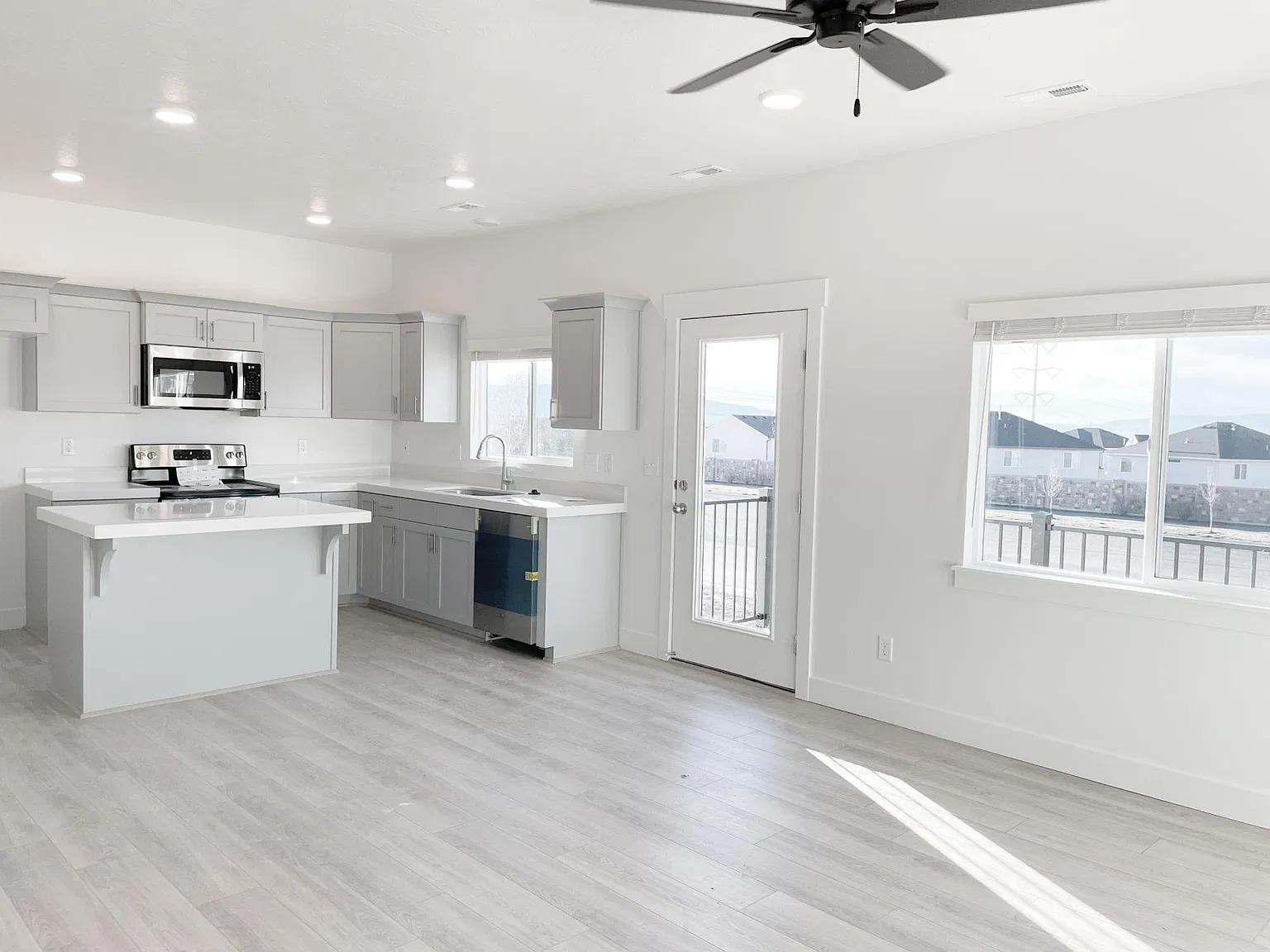 4 bed, 3.5 bath, 2156 sqft, $2,300 — Photo 4