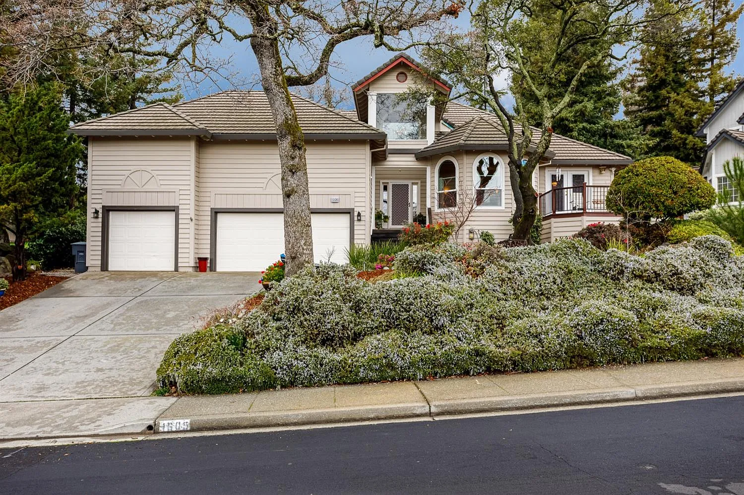 1605 Foxridge Cir photo 1