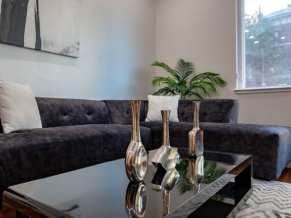 4th image of 117 E Bellevue Pl #2
