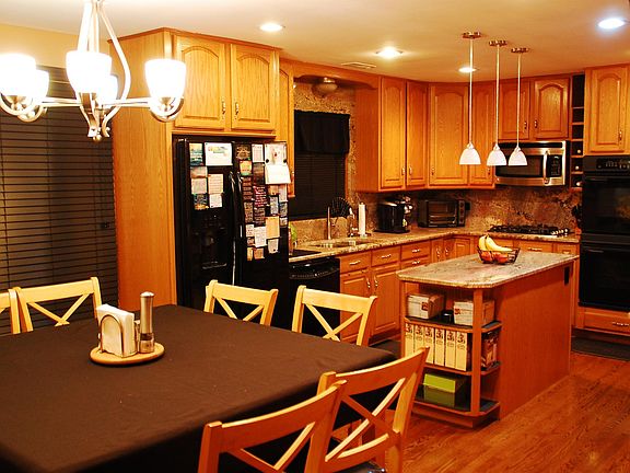 Large "Eat-in Kitchen" (gas range, double oven, fridge, dish