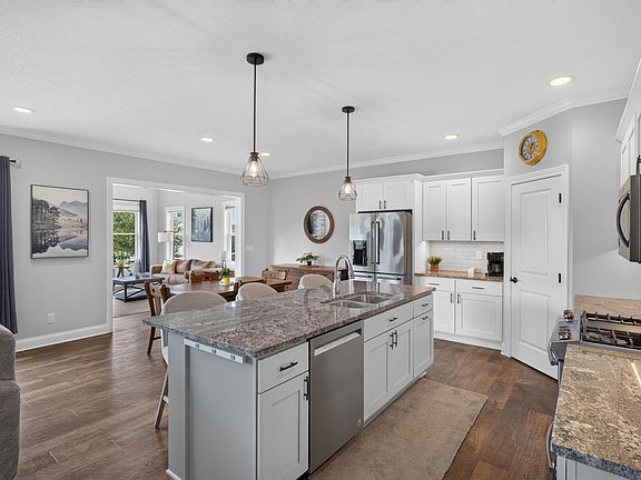 5th image of 403 Huntington Cir