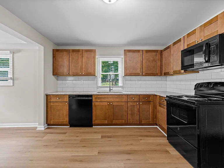 51 E Jones St — Photo 14
