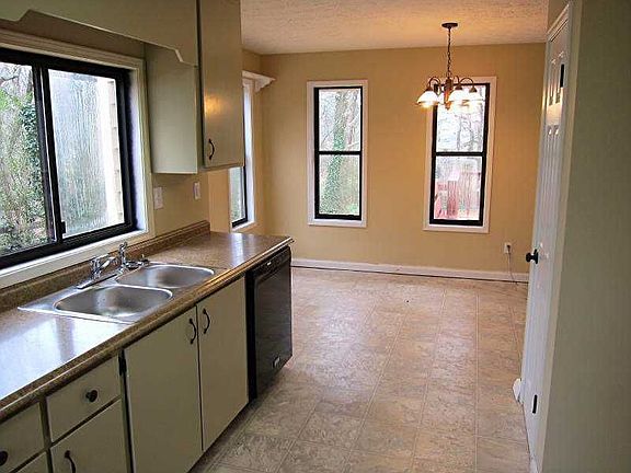 4th image of 204 Bascomb Springs Ct