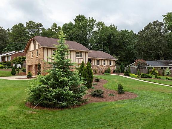 5th image of 791 Foxcroft Trl SE