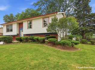 15 Old Mill Grove Rd, Lake Zurich, IL 60047