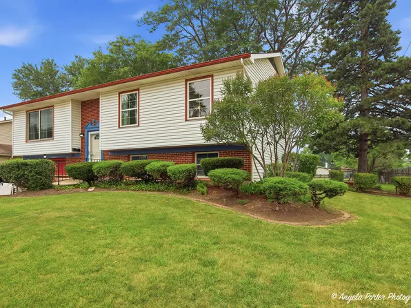 15 Old Mill Grove Rd, Lake Zurich, IL 60047