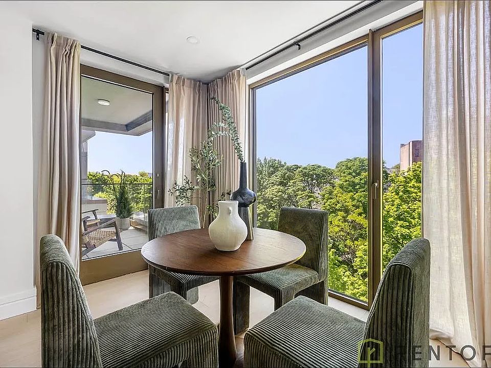 1st image of 960 Franklin Ave #504