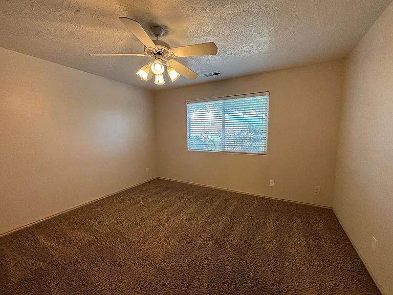 425 E 1050 S — Photo 18