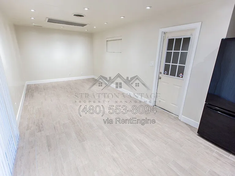 2533 E Blanche Dr — Photo 8