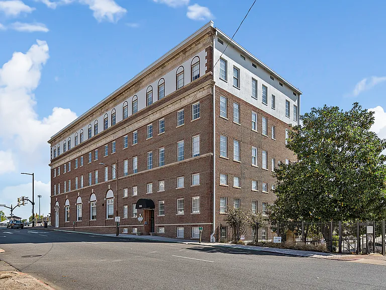 United Jewelers and Lee Hardware Apartments — Photo 40
