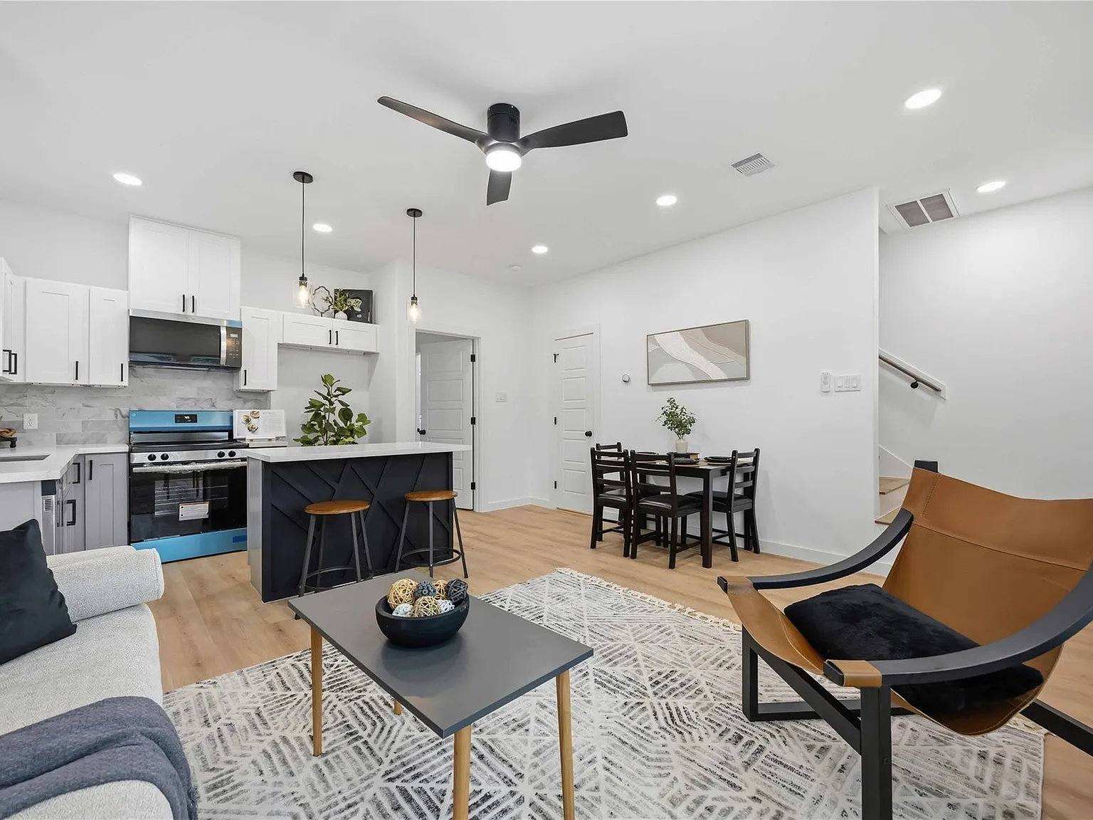 3 bed, 2.5 bath, 2425 sqft, $1,690 — Photo 3