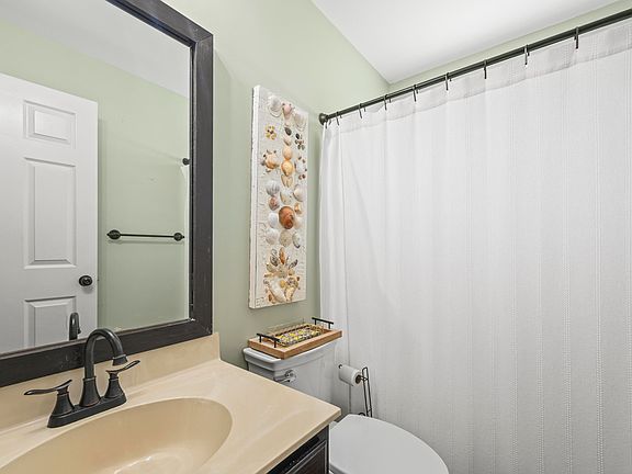 4th image of 202 Challis Ct
