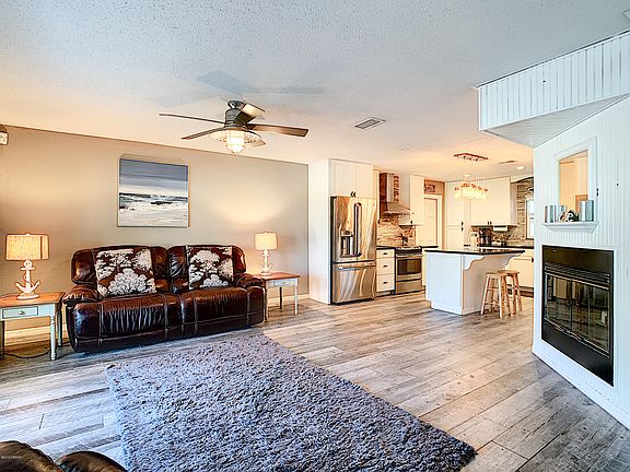 3rd image of 950 Tall Pine Dr