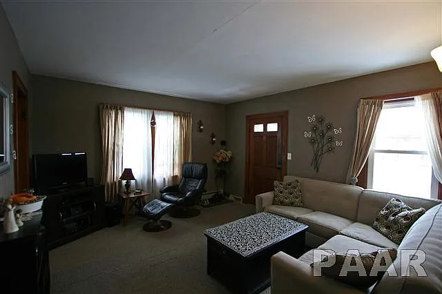 5100 N Montclair Ave photo 1