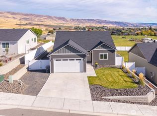 979 N Macaw Ave, East Wenatchee, WA 98802