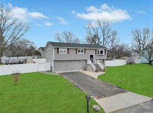 9 Sandra Dr, East Patchogue, NY 11772