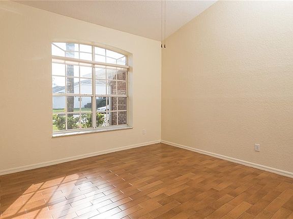 5th image of 412 Wilmington Cir