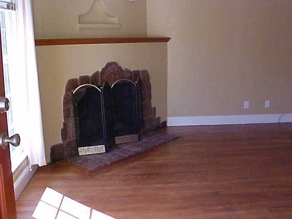 Living room w/ Fireplace