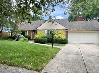 25320 Henley Ave, Huntington Woods, MI 48070