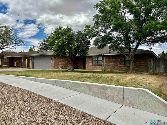 3rd image of 811 Monterrey Dr