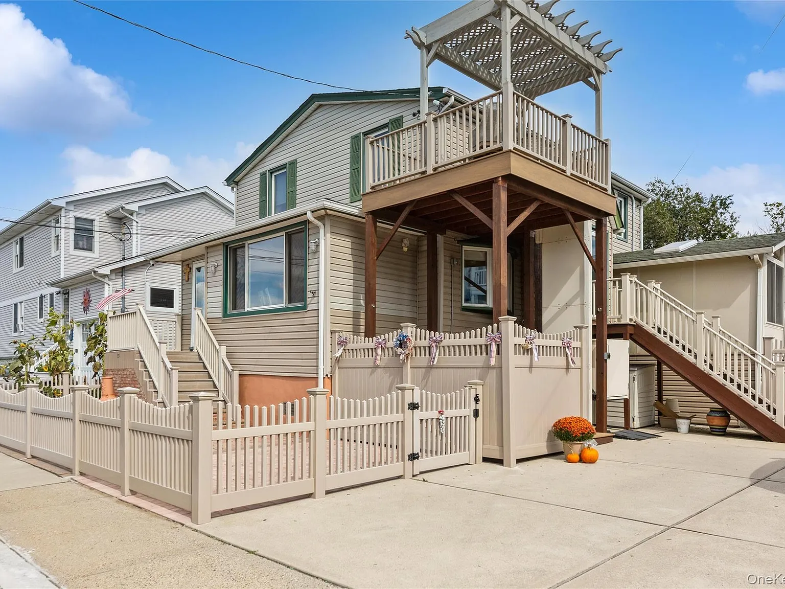 2 bed, 1.0 bath, 2022 sqft, $3,200 — Photo 1