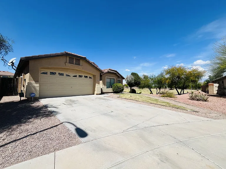 8202 S 47th Ave — Photo 36