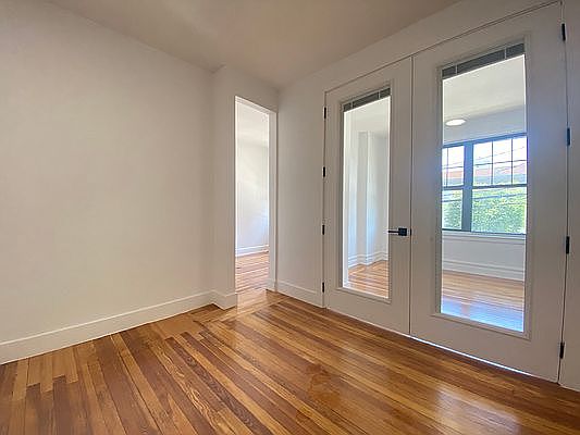 3rd image of 27-10 Crescent St #2