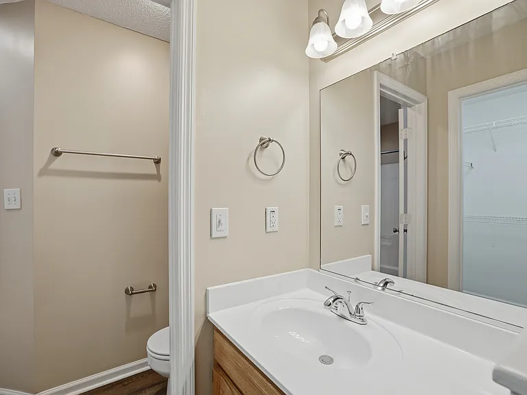 Sterling Pointe Apartments — Photo 35