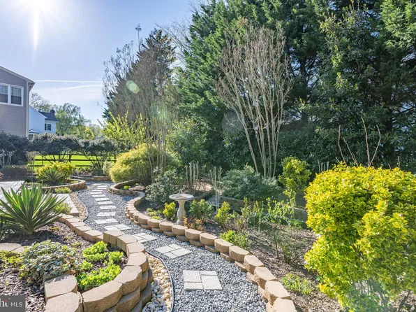 3 Maplecrest Ct, Potomac, MD 20854