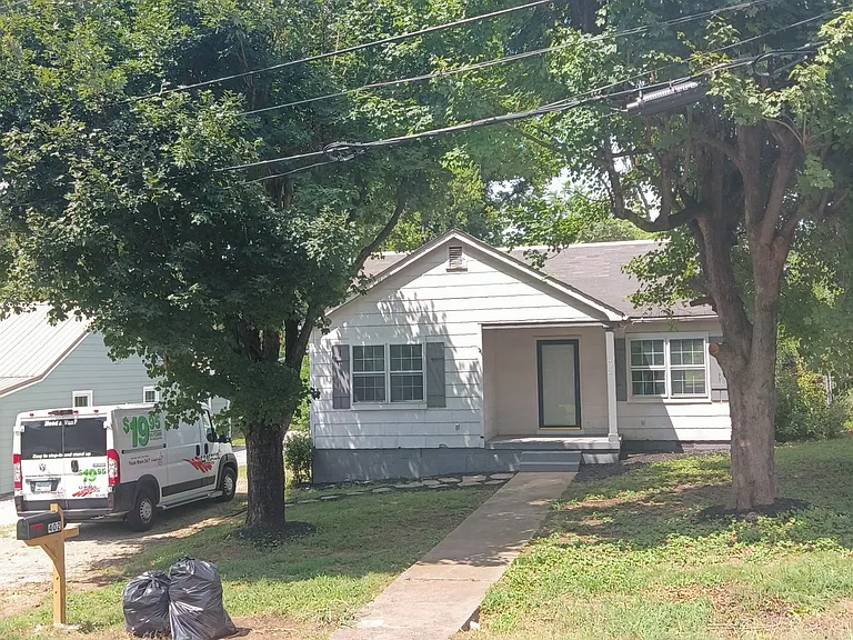 402 Green Acres Dr — Photo 2