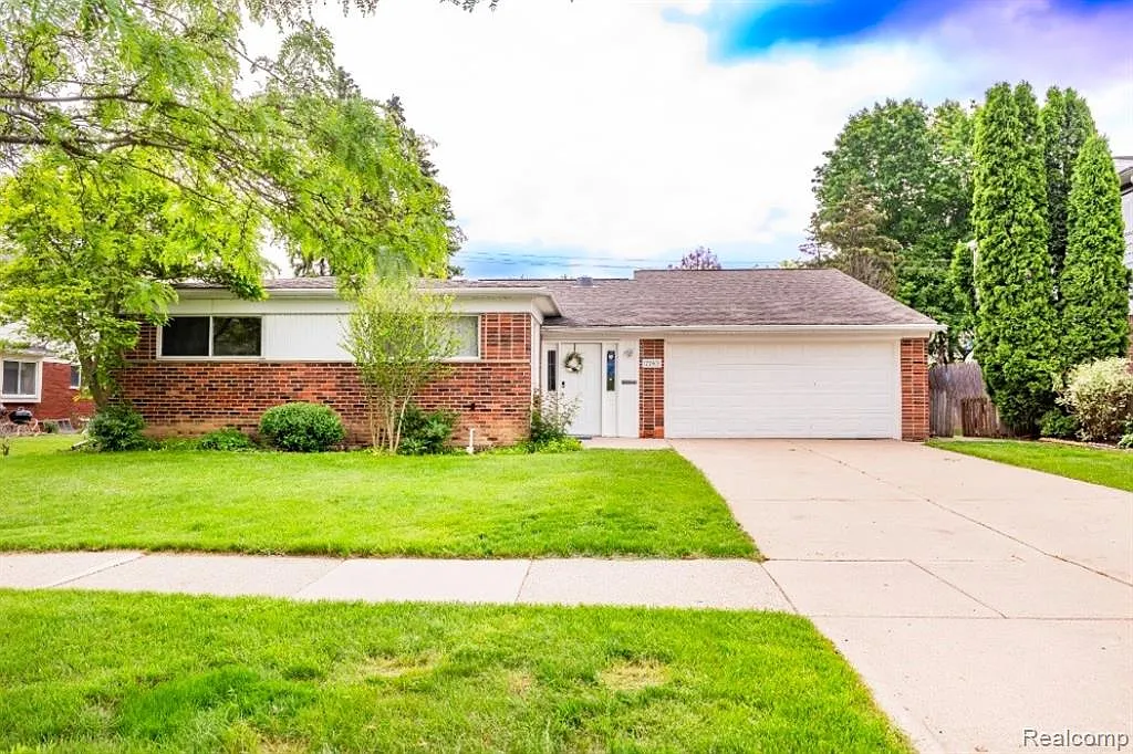 4 bed, 3.5 bath, 1809 sqft, $825 — Photo 1