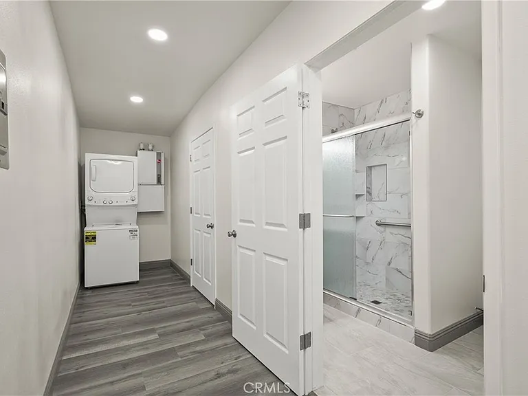 14335 Hamlin St — Photo 36