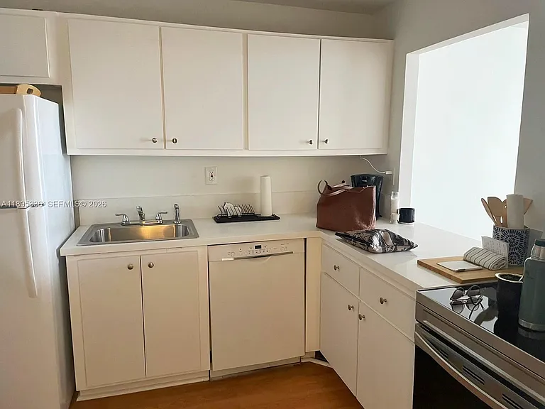 800 Parkview Dr #605 — Photo 3