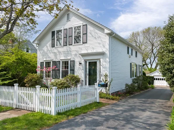 18 Middle St, Dartmouth, MA 02748