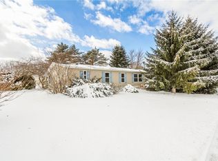 420 Mountain Ash Dr, Canandaigua, NY 14424
