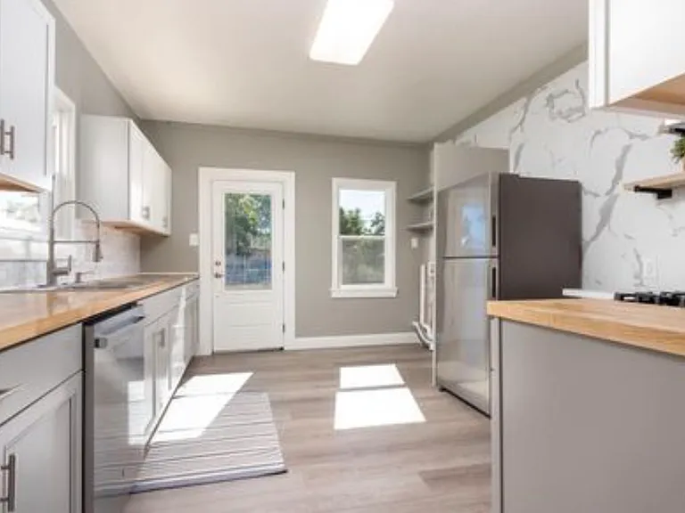 1012 E Abriendo Ave — Photo 5