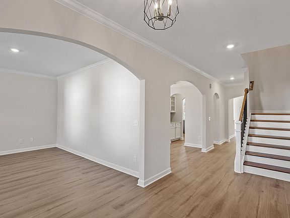 4th image of 105 Guardian St
