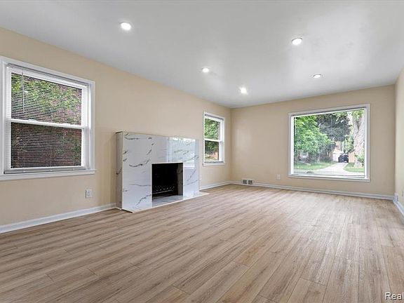 4th image of 16171 Glastonbury Rd