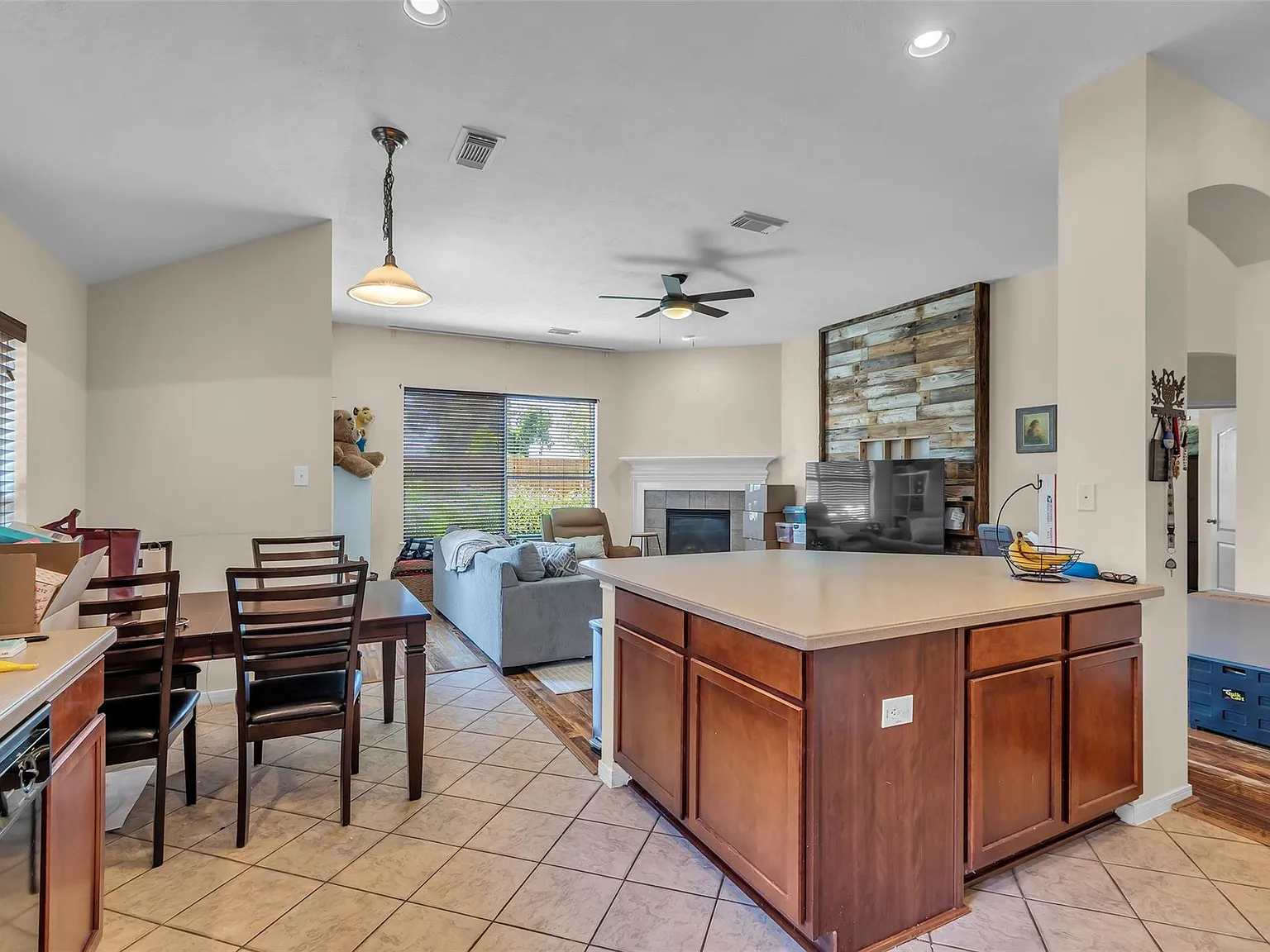 3 bed, 2.0 bath, 1825 sqft, $2,200 — Photo 4