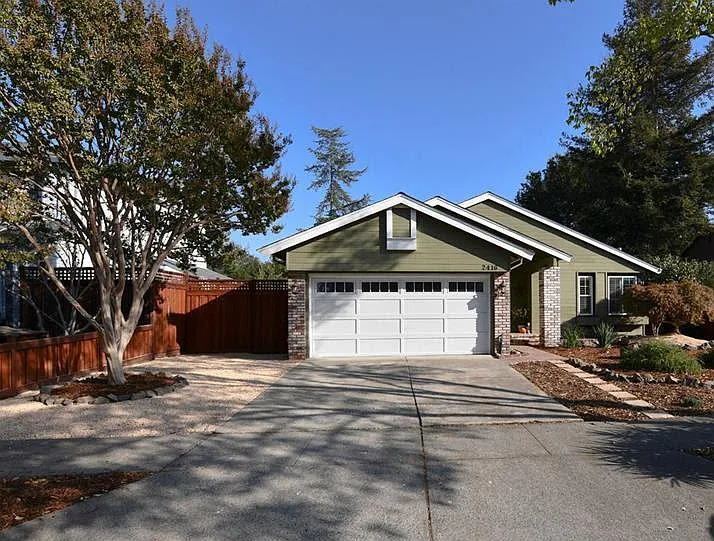 2416 Shoreline Dr — Photo 1