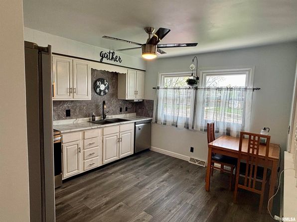 110 Country Ct, De Witt, IA 52742