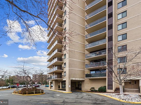2nd image of 203 Yoakum Pkwy APT 1402
