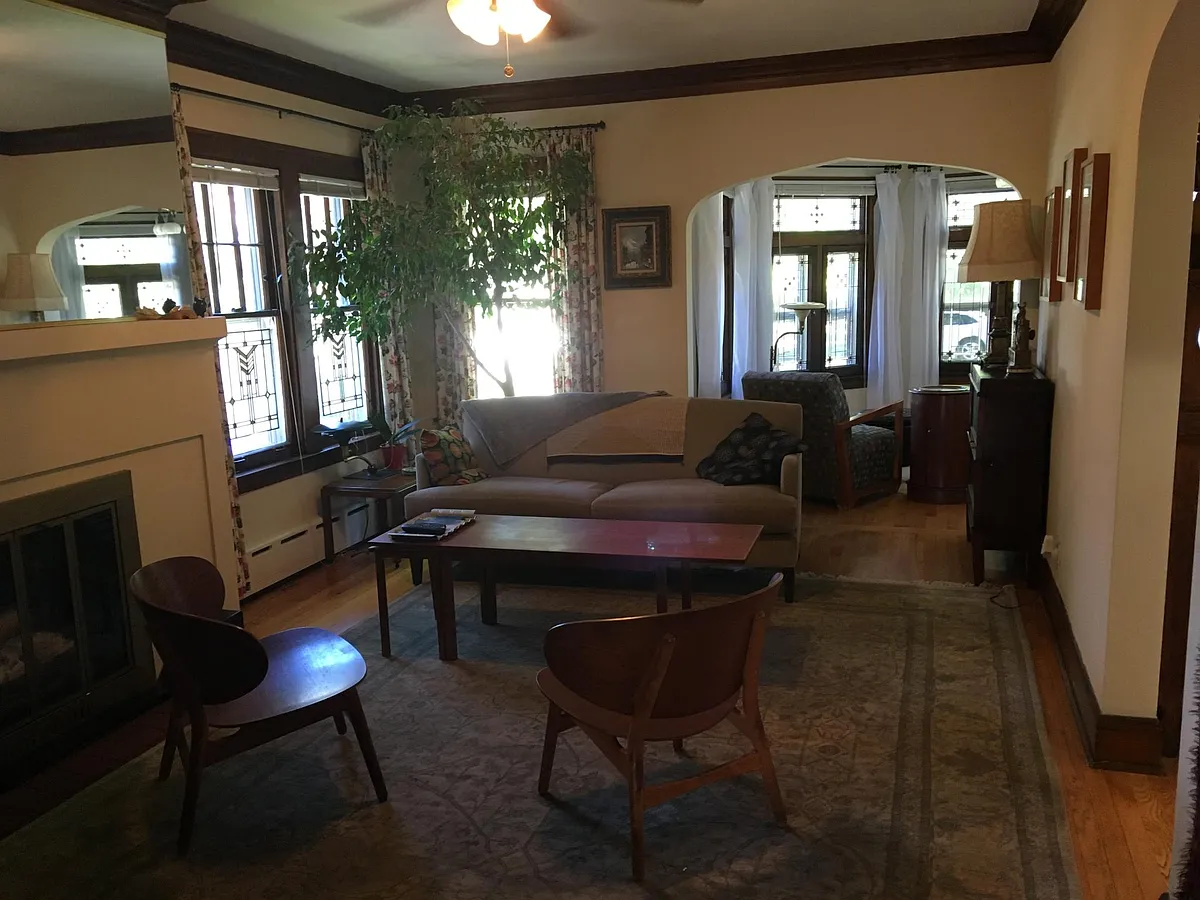 Living room with ornamental fireplace. - 1115 Bonnie Brae Pl