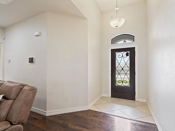 4th image of 30 Yvonne Dr