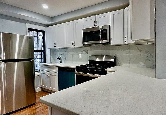 3rd image of 656 Macon St Floor 1