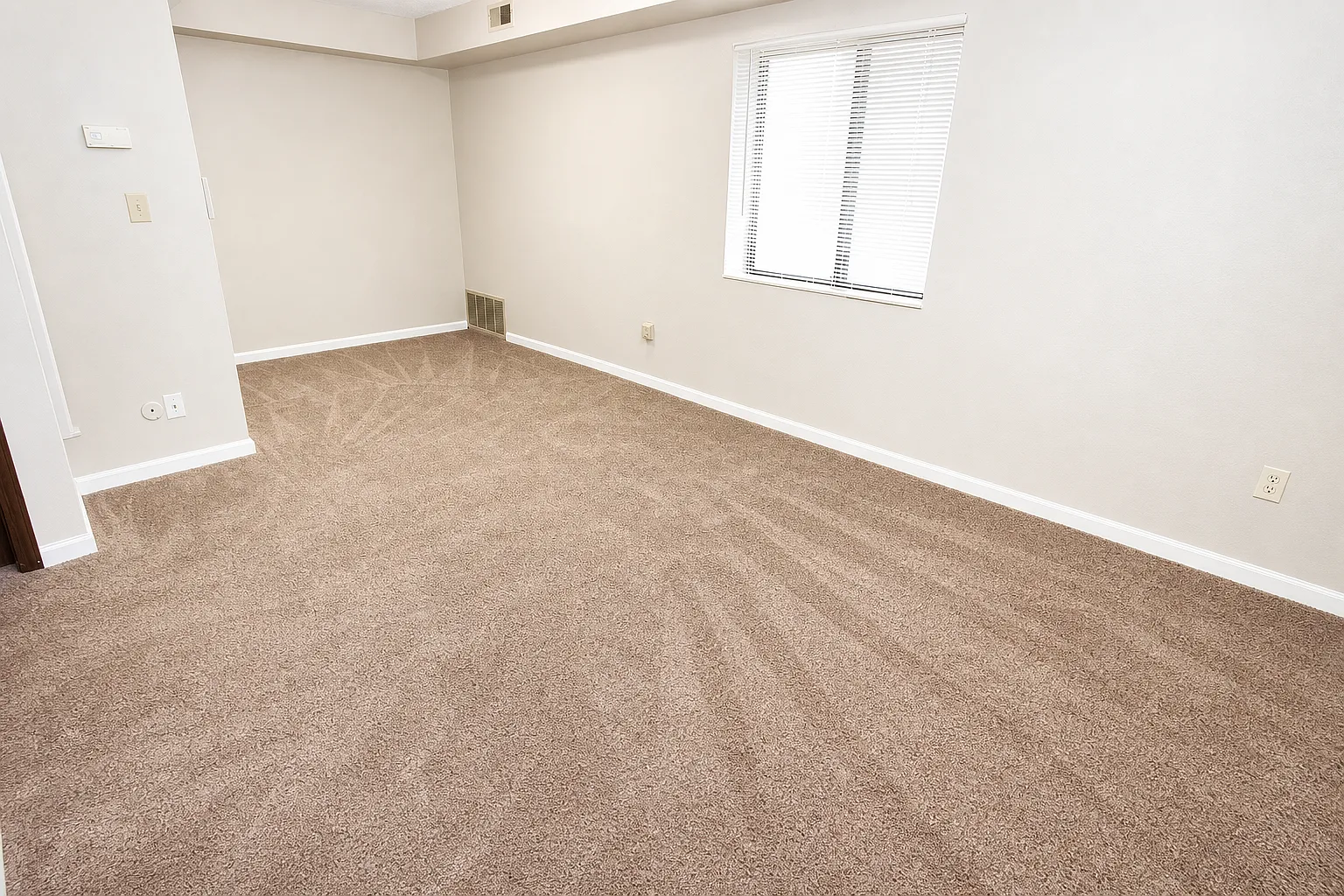 Wellington Square Apartments — Photo 2